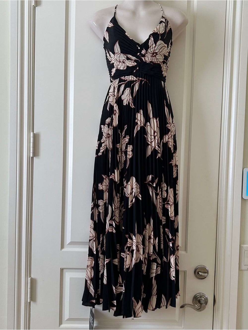 ASTR The Label Gorgeous Black And Tan Blythe Plisse Midi Dress Size L, NWT - Picture 3 of 9